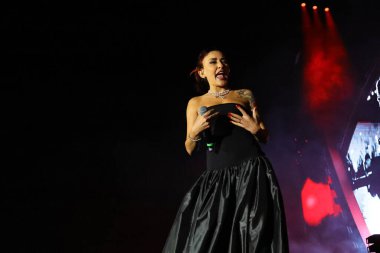 12-08-2025 İstanbul Türkiye: Melek Mosso Sahnede Canlı Gösteriyor