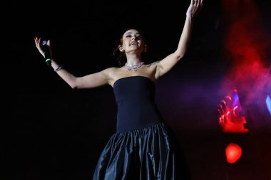 12-08-2025 İstanbul Türkiye: Melek Mosso Sahnede Canlı Gösteriyor