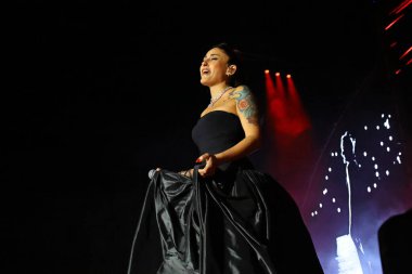 12-08-2025 İstanbul Türkiye: Melek Mosso Sahnede Canlı Gösteriyor