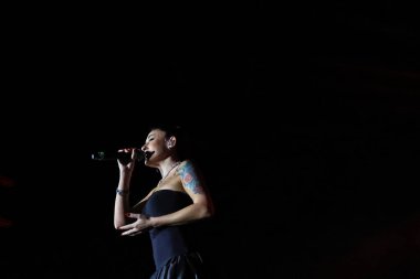 12-08-2025 İstanbul Türkiye: Melek Mosso Sahnede Canlı Gösteriyor