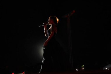 12-08-2025 İstanbul Türkiye: Melek Mosso Sahnede Canlı Gösteriyor