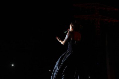 12-08-2025 İstanbul Türkiye: Melek Mosso Sahnede Canlı Gösteriyor