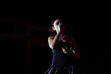 12-08-2025 İstanbul Türkiye: Melek Mosso Sahnede Canlı Gösteriyor