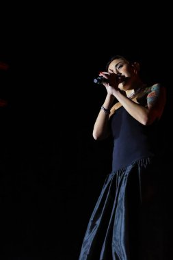 12-08-2025 İstanbul Türkiye: Melek Mosso Sahnede Canlı Gösteriyor