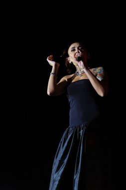 12-08-2025 İstanbul Türkiye: Melek Mosso Sahnede Canlı Gösteriyor