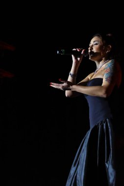 12-08-2025 İstanbul Türkiye: Melek Mosso Sahnede Canlı Gösteriyor