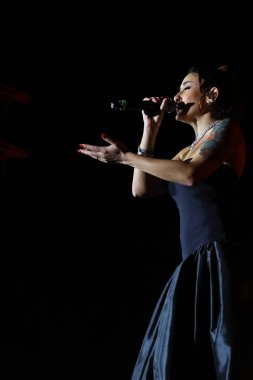 12-08-2025 İstanbul Türkiye: Melek Mosso Sahnede Canlı Gösteriyor