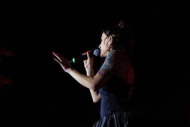 12-08-2025 İstanbul Türkiye: Melek Mosso Sahnede Canlı Gösteriyor