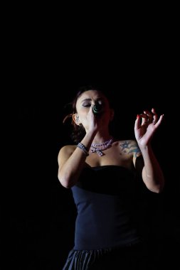 12-08-2025 İstanbul Türkiye: Melek Mosso Sahnede Canlı Gösteriyor