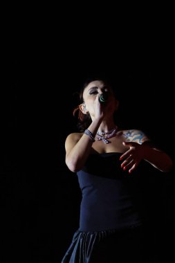 12-08-2025 İstanbul Türkiye: Melek Mosso Sahnede Canlı Gösteriyor