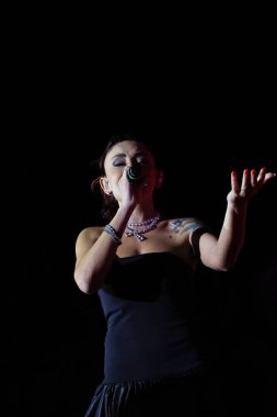 12-08-2025 İstanbul Türkiye: Melek Mosso Sahnede Canlı Gösteriyor