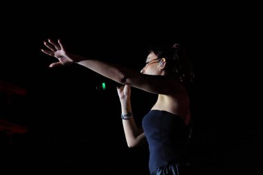 12-08-2025 İstanbul Türkiye: Melek Mosso Sahnede Canlı Gösteriyor