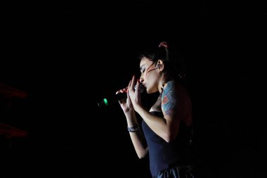 12-08-2025 İstanbul Türkiye: Melek Mosso Sahnede Canlı Gösteriyor