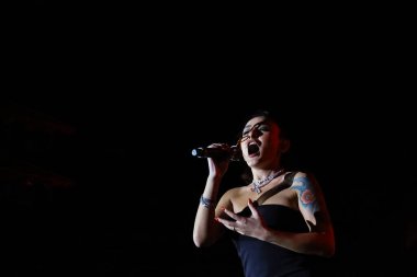 12-08-2025 İstanbul Türkiye: Melek Mosso Sahnede Canlı Gösteriyor