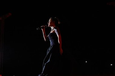 12-08-2025 İstanbul Türkiye: Melek Mosso Sahnede Canlı Gösteriyor