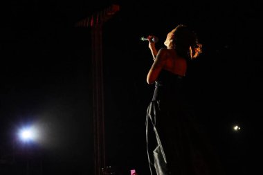 12-08-2025 İstanbul Türkiye: Melek Mosso Sahnede Canlı Gösteriyor