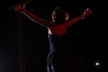 12-08-2025 İstanbul Türkiye: Melek Mosso Sahnede Canlı Gösteriyor