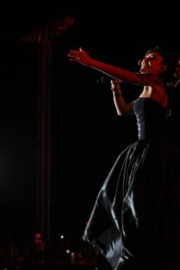 12-08-2025 İstanbul Türkiye: Melek Mosso Sahnede Canlı Gösteriyor