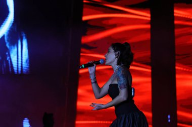 12-08-2025 İstanbul Türkiye: Melek Mosso Sahnede Canlı Gösteriyor