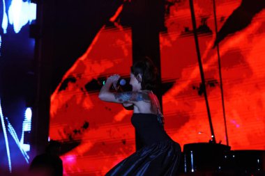 12-08-2025 İstanbul Türkiye: Melek Mosso Sahnede Canlı Gösteriyor