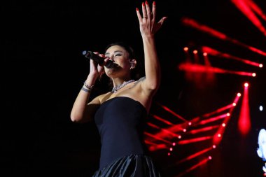 12-08-2025 İstanbul Türkiye: Melek Mosso Sahnede Canlı Gösteriyor