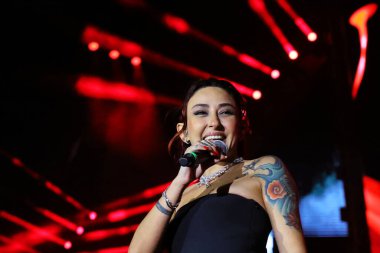 12-08-2025 İstanbul Türkiye: Melek Mosso Sahnede Canlı Gösteriyor