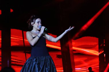 12-08-2025 İstanbul Türkiye: Melek Mosso Sahnede Canlı Gösteriyor