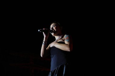 12-08-2025 İstanbul Türkiye: Melek Mosso Sahnede Canlı Gösteriyor