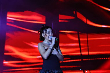 12-08-2025 İstanbul Türkiye: Melek Mosso Sahnede Canlı Gösteriyor