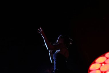 12-08-2025 İstanbul Türkiye: Melek Mosso Sahnede Canlı Gösteriyor