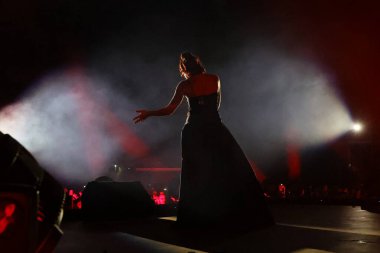 12-08-2025 İstanbul Türkiye: Melek Mosso Sahnede Canlı Gösteriyor