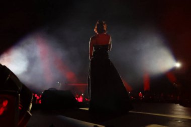 12-08-2025 İstanbul Türkiye: Melek Mosso Sahnede Canlı Gösteriyor