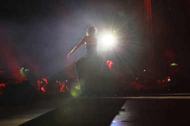 12-08-2025 İstanbul Türkiye: Melek Mosso Sahnede Canlı Gösteriyor