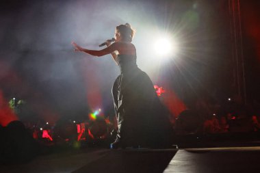 12-08-2025 İstanbul Türkiye: Melek Mosso Sahnede Canlı Gösteriyor