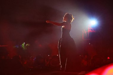 12-08-2025 İstanbul Türkiye: Melek Mosso Sahnede Canlı Gösteriyor