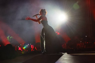 12-08-2025 İstanbul Türkiye: Melek Mosso Sahnede Canlı Gösteriyor