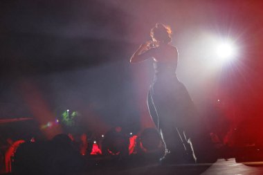 12-08-2025 İstanbul Türkiye: Melek Mosso Sahnede Canlı Gösteriyor