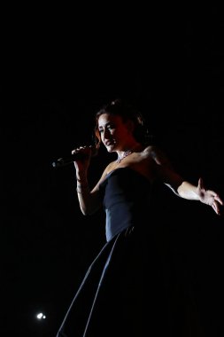 12-08-2025 İstanbul Türkiye: Melek Mosso Sahnede Canlı Gösteriyor