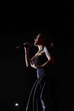 12-08-2025 İstanbul Türkiye: Melek Mosso Sahnede Canlı Gösteriyor