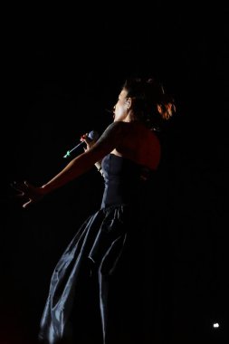 12-08-2025 İstanbul Türkiye: Melek Mosso Sahnede Canlı Gösteriyor