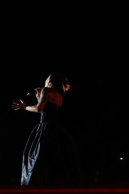 12-08-2025 İstanbul Türkiye: Melek Mosso Sahnede Canlı Gösteriyor