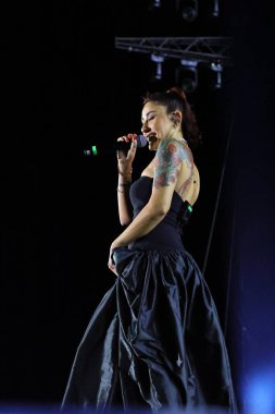 12-08-2025 İstanbul Türkiye: Melek Mosso Sahnede Canlı Gösteriyor