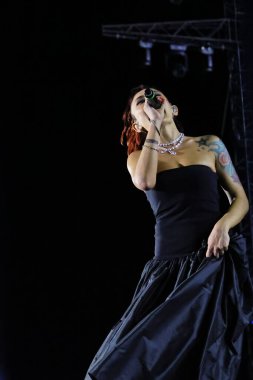 12-08-2025 İstanbul Türkiye: Melek Mosso Sahnede Canlı Gösteriyor