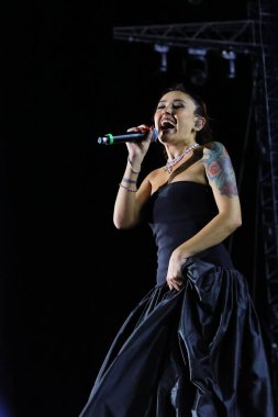 12-08-2025 İstanbul Türkiye: Melek Mosso Sahnede Canlı Gösteriyor