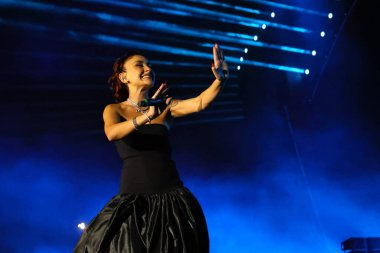 12-08-2025 İstanbul Türkiye: Melek Mosso Sahnede Canlı Gösteriyor