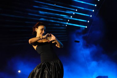 12-08-2025 İstanbul Türkiye: Melek Mosso Sahnede Canlı Gösteriyor