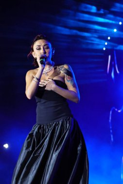 12-08-2025 İstanbul Türkiye: Melek Mosso Sahnede Canlı Gösteriyor