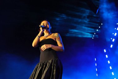 12-08-2025 İstanbul Türkiye: Melek Mosso Sahnede Canlı Gösteriyor