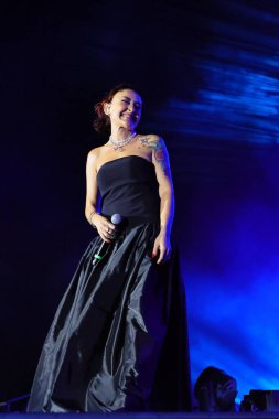 12-08-2025 İstanbul Türkiye: Melek Mosso Sahnede Canlı Gösteriyor