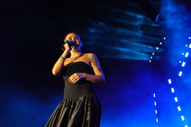 12-08-2025 İstanbul Türkiye: Melek Mosso Sahnede Canlı Gösteriyor